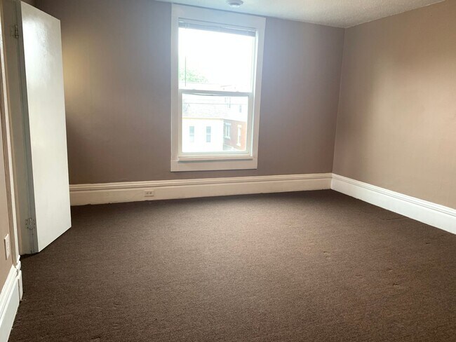Building Photo - Upper Three Bedroom on NW Side of Grand Ra...