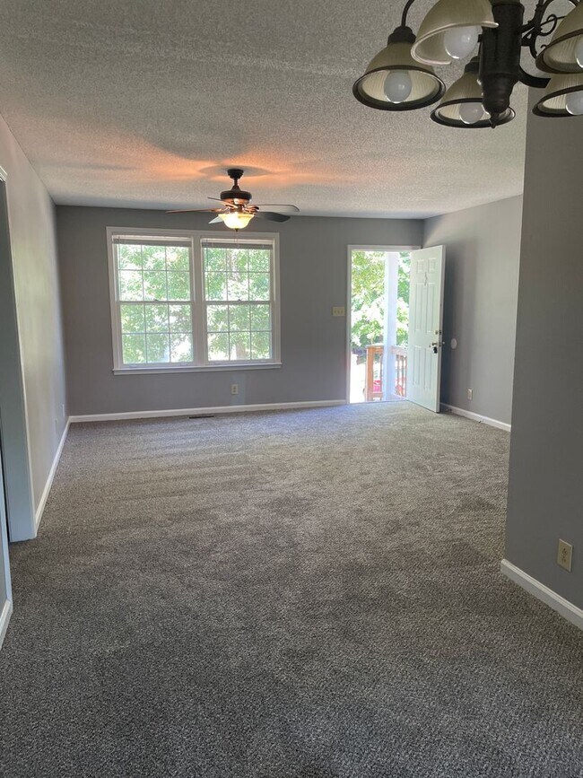 Building Photo - 529 Aspen Dr