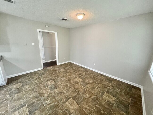 Building Photo - 4540 Spring Valley Dr