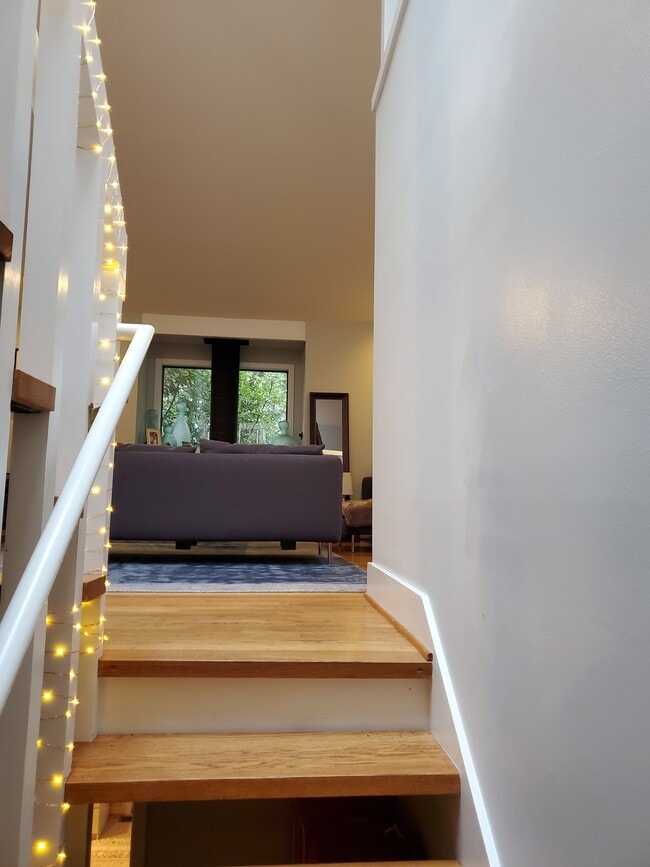 Building Photo - 710 Redwood Ave