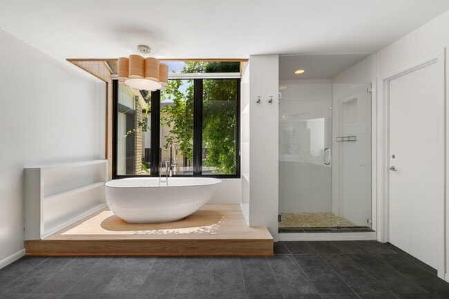 Building Photo - 10811 Royal Park Dr