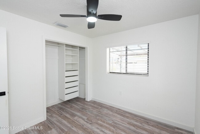 Building Photo - 347 S Lakeside Dr