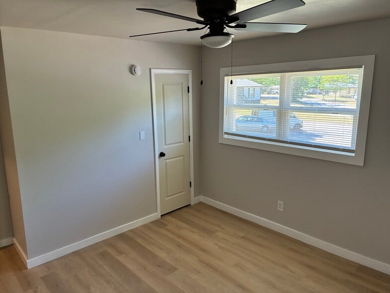 Building Photo - 6109 Oakwood Cir SW