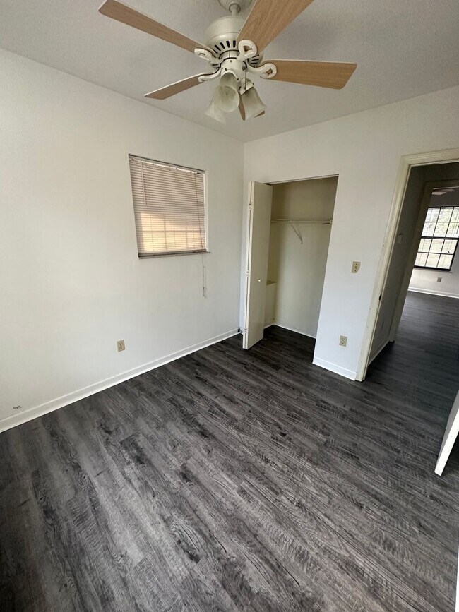 Building Photo - 3 bedroom 2 bath house in Midtown! Available NOW!