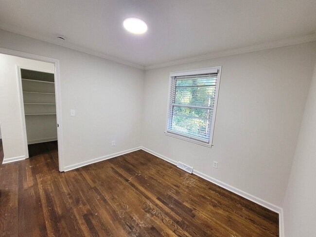 Building Photo - Brick Ranch in Yorkmount Area near Tyvola