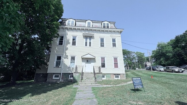Building Photo - 834 Warren St