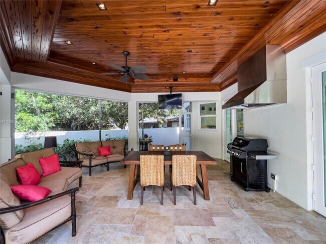 Building Photo - 545 SW Indianola St