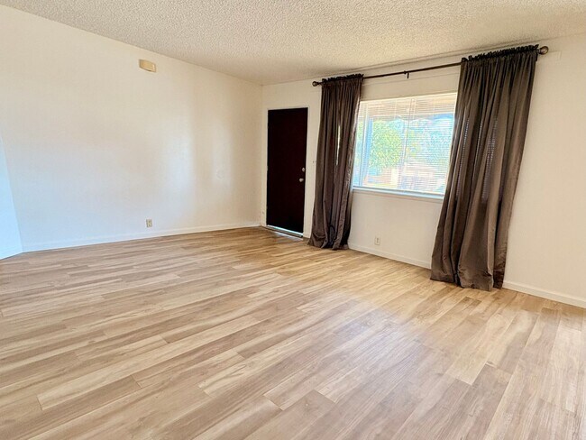 Building Photo - 2 WEEKS FREE RENT December Special