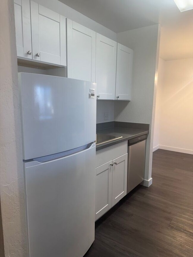 Building Photo - Fully Remodeled 1-Bedroom Condo in the Hea...