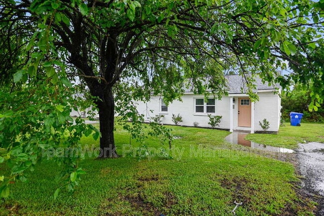 Building Photo - 3020 Azalea Dr