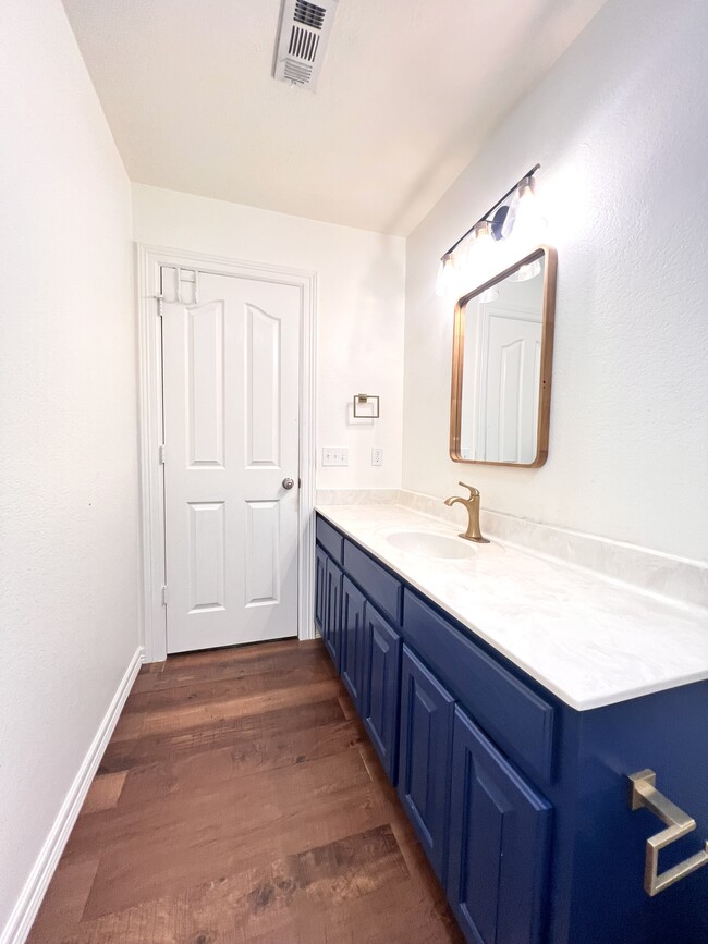 Second Bathroom - 5715 W Stoney Creek Dr