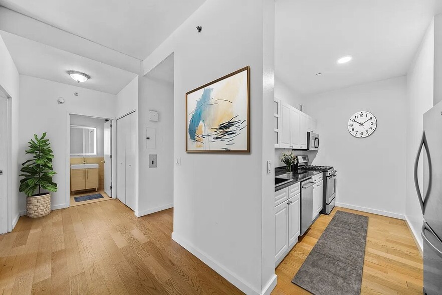 Building Photo - 2 S End Ave