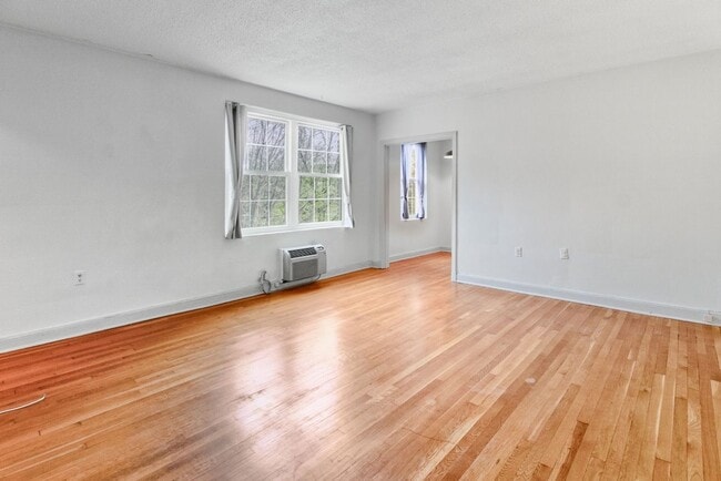 Building Photo - Spacious 1BR/1BA in Fabulous Cathedral Heights neighborhood!