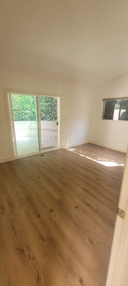 Master bedroom - 8934 Wonderland Ave