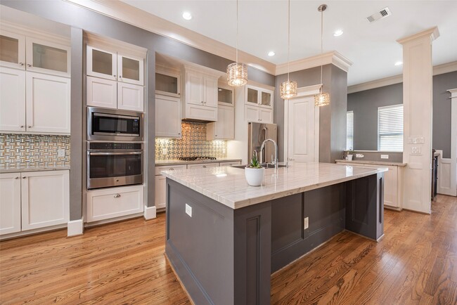 Building Photo - 212 W 6th St