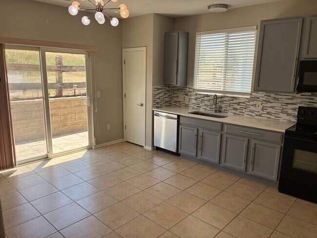 Building Photo - 3 Bedroom 2 Bathroom Ranch Style Home!