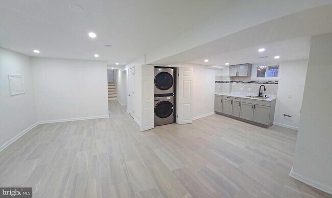 Building Photo - 4813 Lawrence St