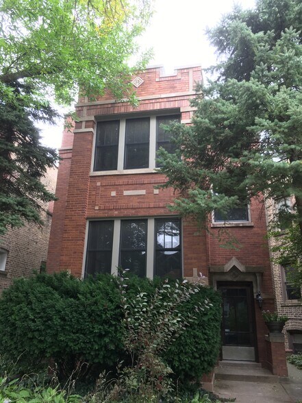 Building view - 2622 W Argyle St
