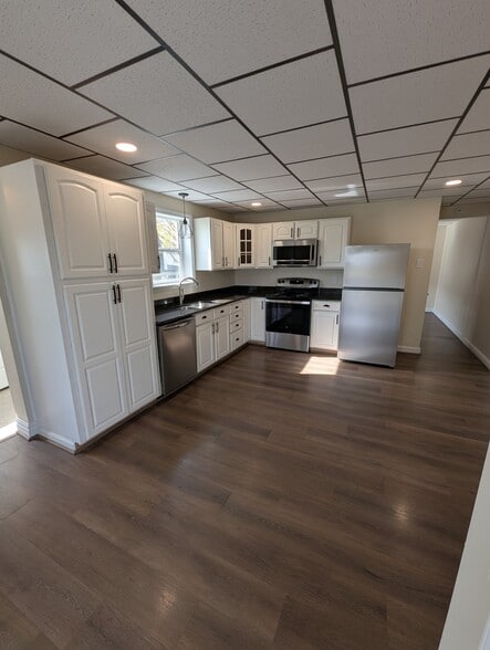 Building Photo - 228 School St