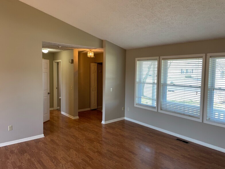 Building Photo - 8 Bay Heights Cir