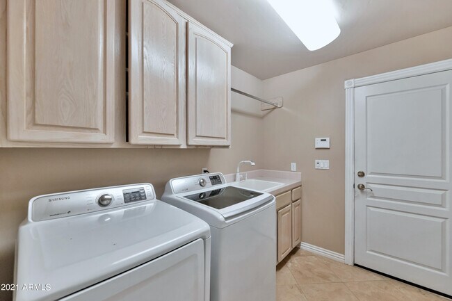 Building Photo - 1101 E Brook Hollow Dr