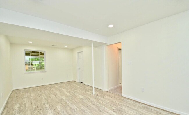 Building Photo - 16501 Accolawn Rd