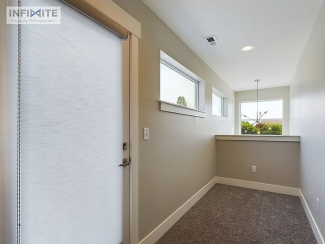 Building Photo - Bozeman Stunner!