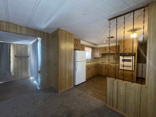 Building Photo - 2BRE 2BA close to Hwy 95, Shopping, Parks, Colorado River