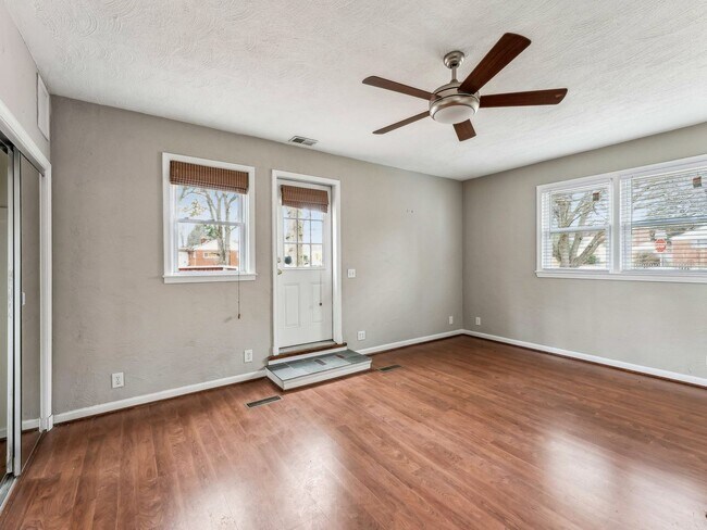 Building Photo - Easy one level living on a 1/3 acre corner lot!