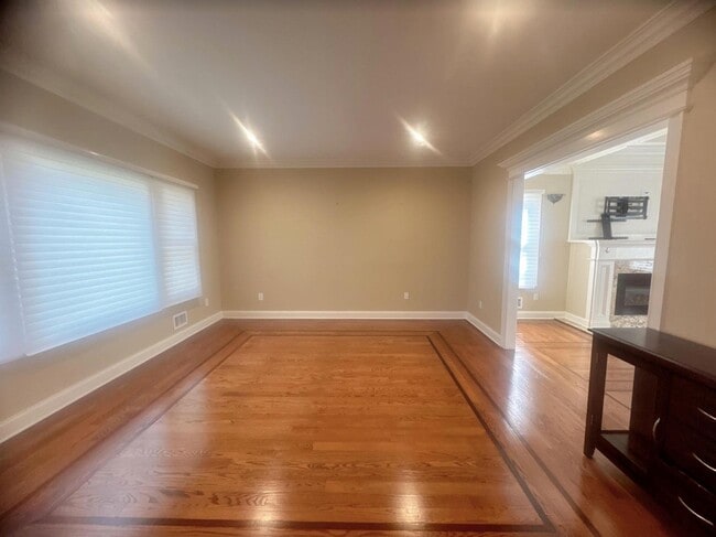 Building Photo - 11 Sagamore Way S