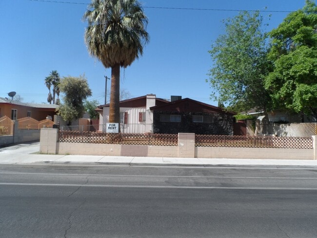 Primary Photo - 3 Bedroom 2 Bathroom Home w/ Pool