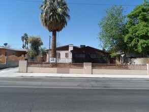 Building Photo - 3 Bedroom 2 Bathroom Home w/ Pool