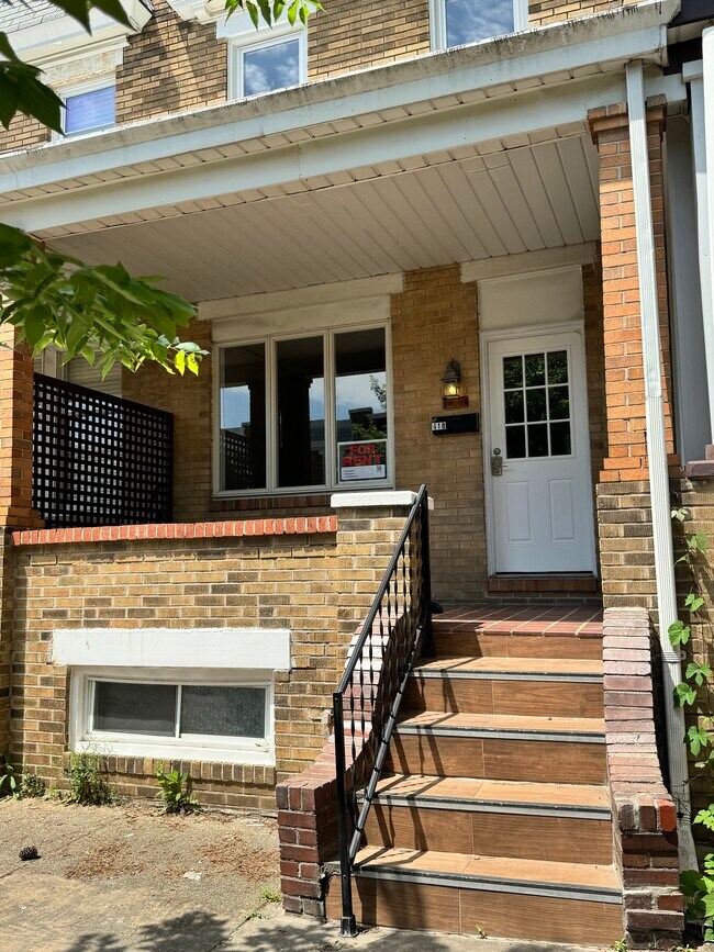 Front Porch - 418 Bonsal St
