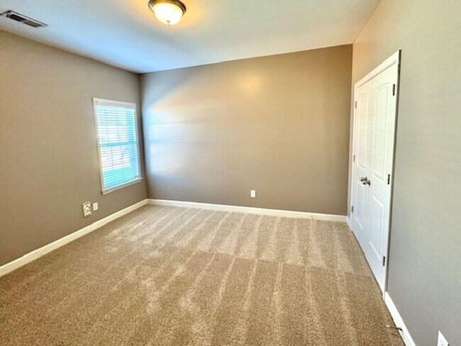 Building Photo - Now Leasing A Spacious 4 Bedroom 2 Bath Ho...