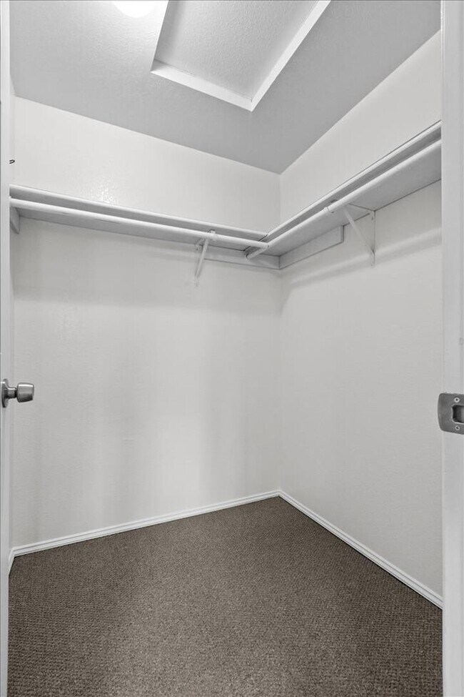 Building Photo - Monroe End Unit Townhome Unit A