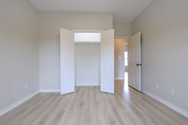 Building Photo - 2422 Cardinal Dr