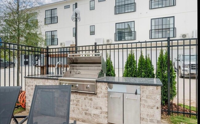 Building Photo - $1600 per bedroom. One of the last Enclave...