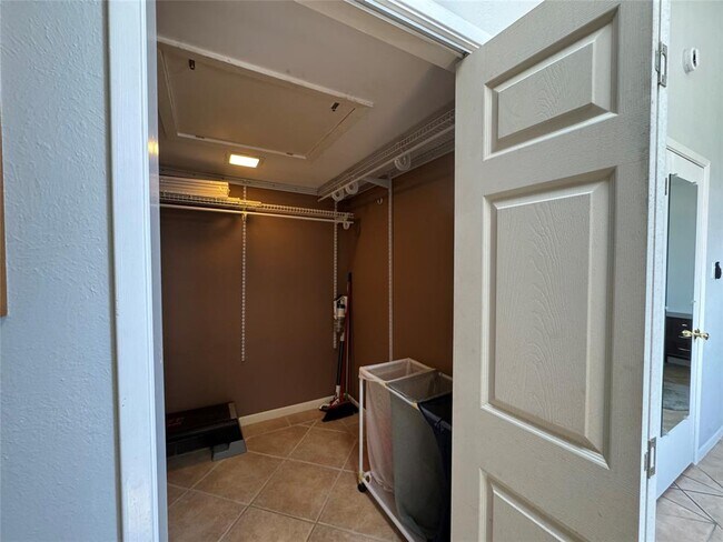Building Photo - 7122 Wood Hollow Dr