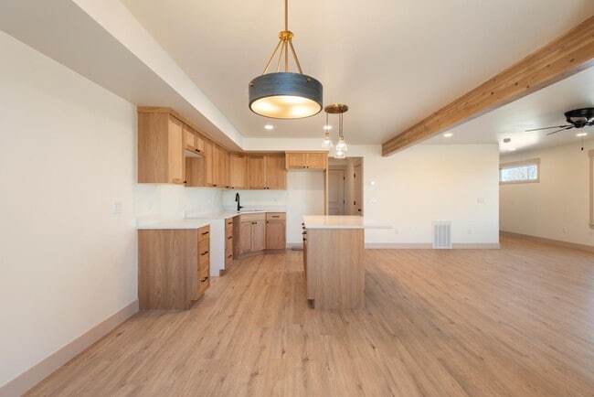 Building Photo - 405 Par Ave