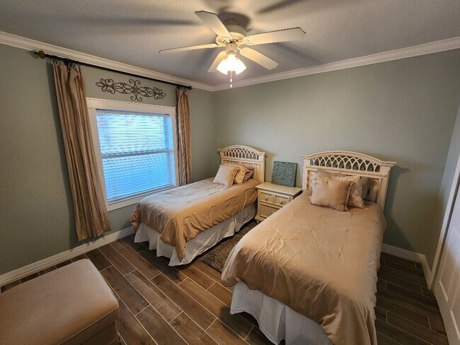 Building Photo - Beautiful Ocean Walk Condo Available April...
