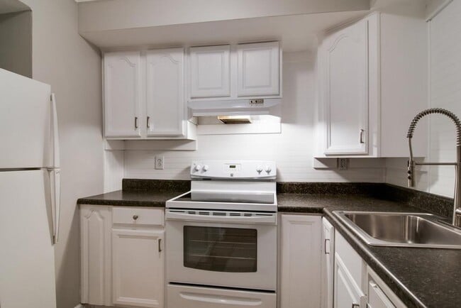 Building Photo - Awesome 1.5-bath condo in Bellevue featuring a private patio overlooking expansive green space.