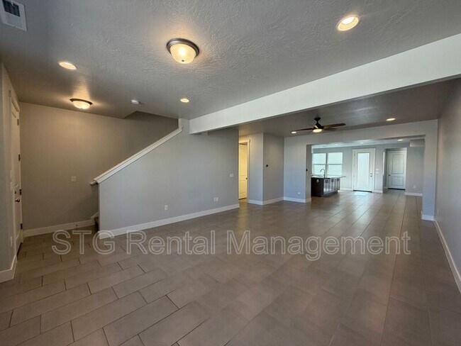 Building Photo - 644 Rosa Ln