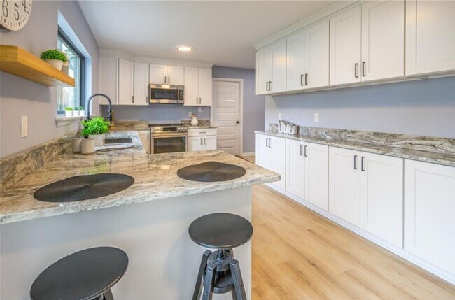 Building Photo - Fully renovated 4BR, 2.5BA home in the highly desired Great Neck Meadows!