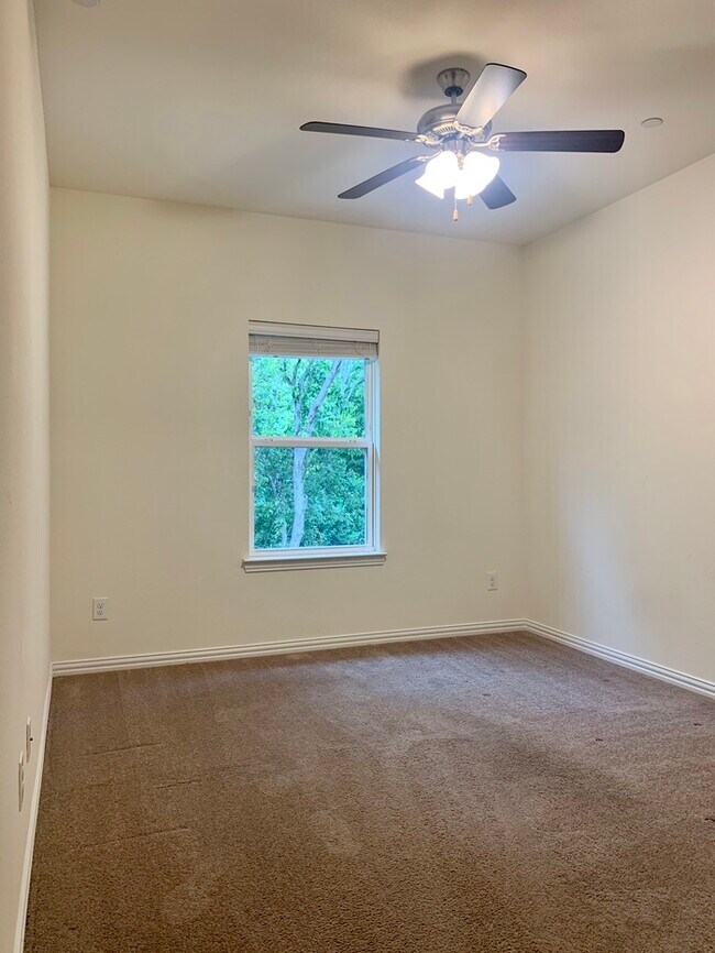 Building Photo - 1412 Lake Crest Ln, Lewisville