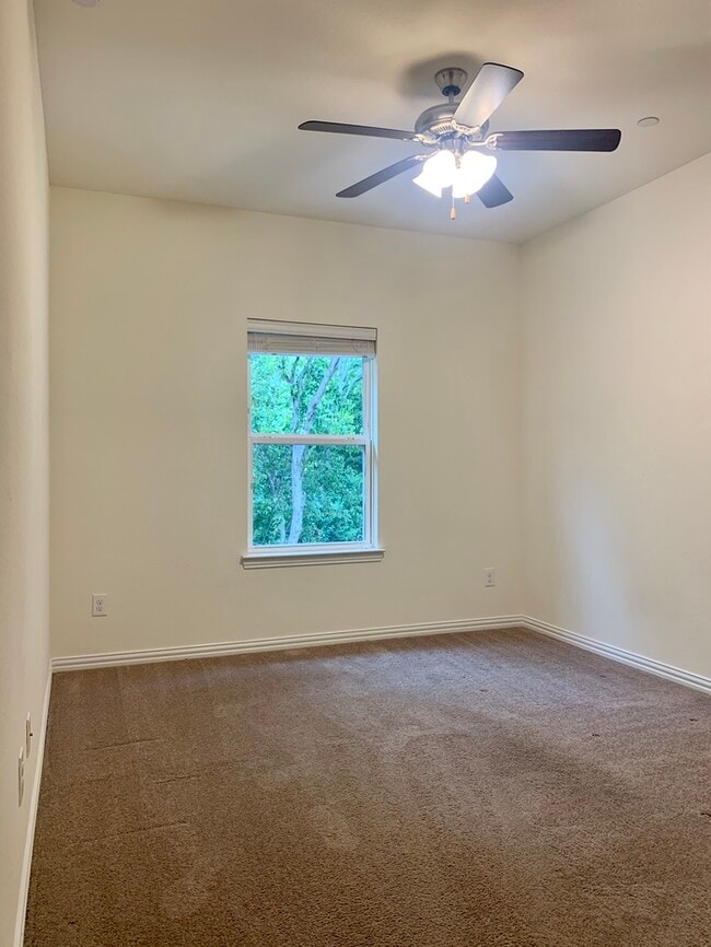 Building Photo - 1412 Lakecrest Ln