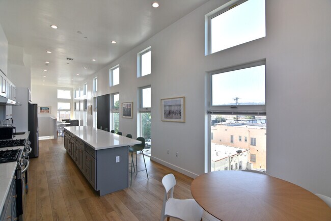 Building Photo - 2533 S Curson Ave