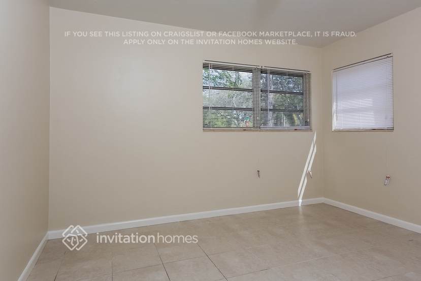 Building Photo - 883 W Country Club Cir