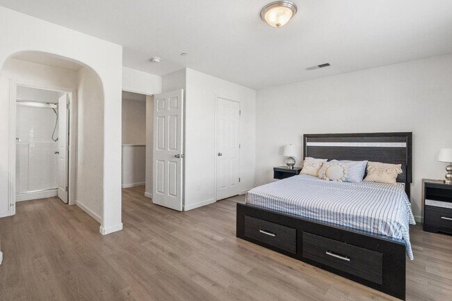 Building Photo - Newly Built 4/2.5 in Northwest Fresno Gate...