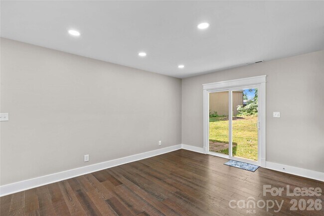 Building Photo - 182 Commodore Loop