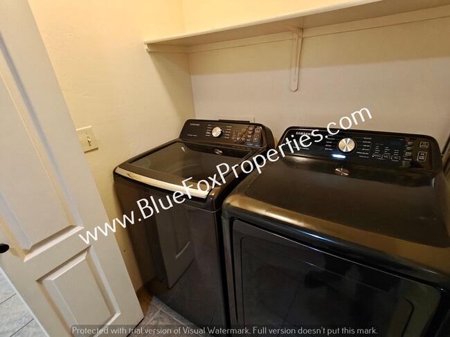 Building Photo - 5541 N Silver Stream Way